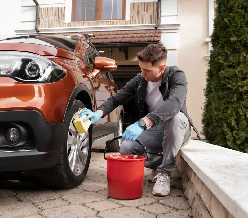 Lavage auto à domicile Villiers-Adam : professionnel intervenant sur un véhicule